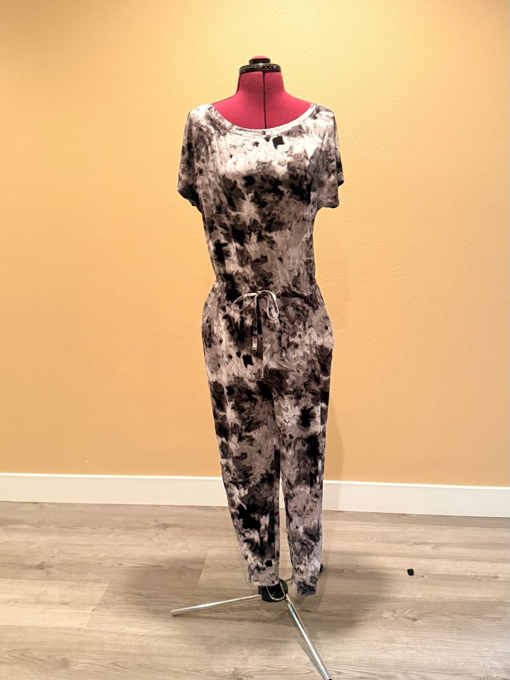 Short-Sleeve Tie-Dye Gray & Black Drawstring Jumpsuit